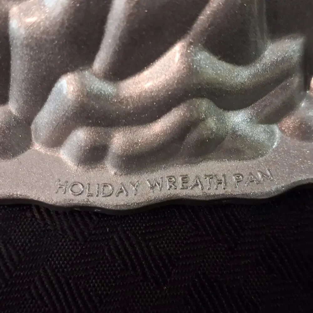 Nordic Ware Holiday Wreath Bundt Cake Pan Christmas 12